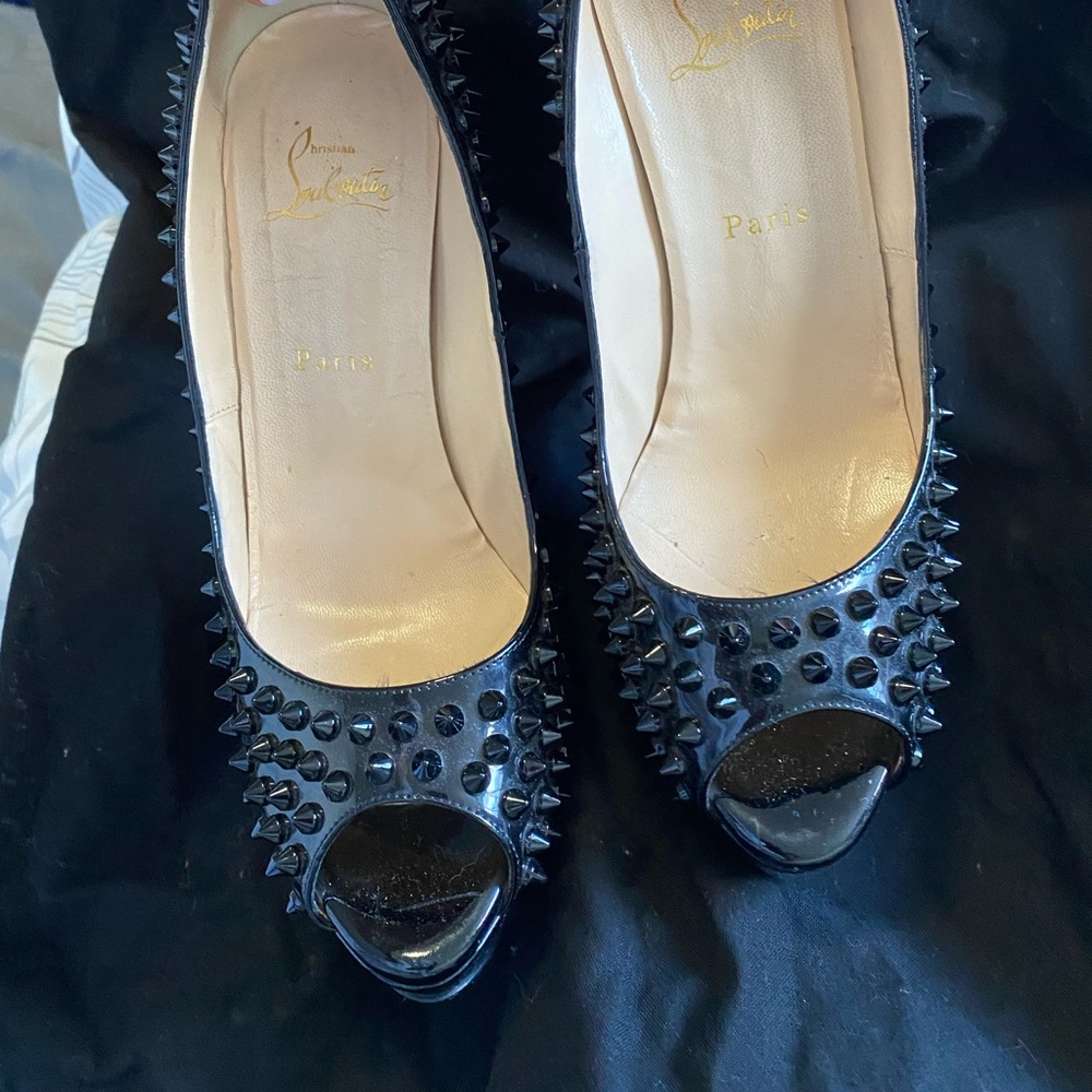 Louboutin size 40